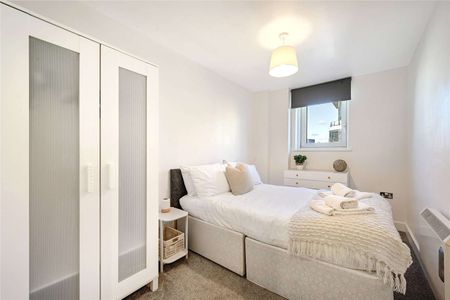 A stylish modern apartment situated in the impressive Imperial Wharf Riverside development. - Photo 2