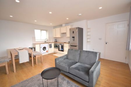 2 bedroom Flat To Let - Photo 2