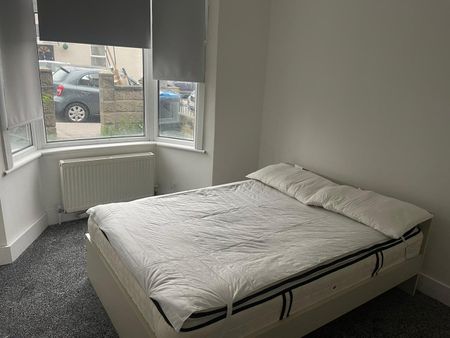 Room in a Shared House, The Drive, CR7 - Photo 4
