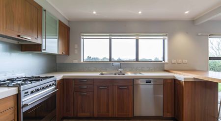 Spacious 6-Bedroom Home with Lifestyle Setting - Minutes from Hamilton Airport - Photo 5