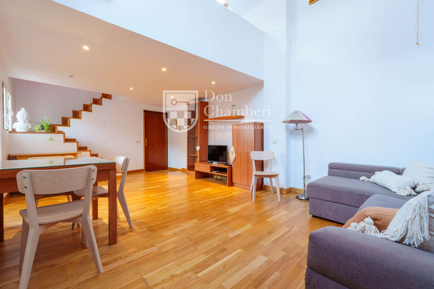 Bright Penthouse with Private Terrace in Malasaña - Photo 1