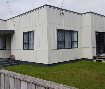 2 Bedroom Sunny Art Deco Style in Paparangi - Photo 1