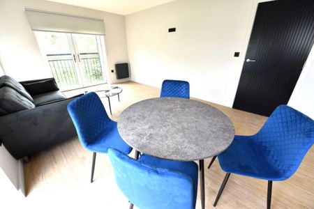 2 bedroom Flat in 529 Stanningley Road, Leeds - Photo 2