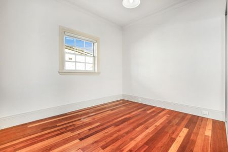 Modern and Stylish Home in Vibrant Marrickville - A Cozy Living Space Awaits! - Photo 2