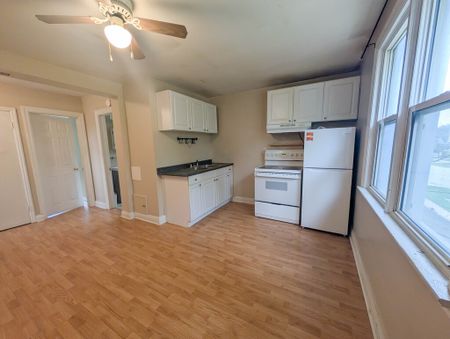 All Inclusive 2 Bedroom Upper Unit in St. Catharines!! - Photo 3
