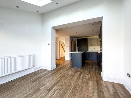 3 bedroom semi-detached house to rent - Photo 3