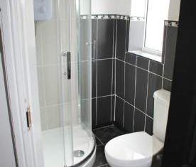 4 bedroom property to rent in Salford - Photo 2