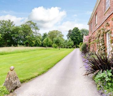 Private wing of the impressive Britwell House in the rolling Oxford... - Photo 2