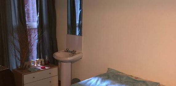 Flat 2-2 Eglantine Gardens, Belfast, BT9 6EZ - Photo 2