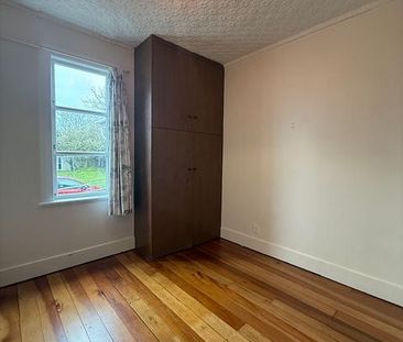 Close to town, tidy home - Photo 4