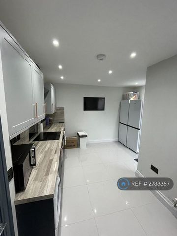 1 bedroom in a house share to rent - Photo 5