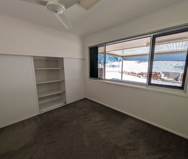 Fully Fenced Three Bedroom House - Photo 5