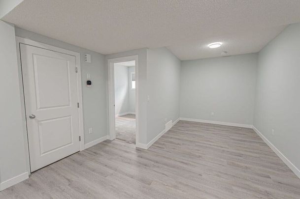 Edmonton Unfurnished townhouse Rental in Heritage Valley - 1451 Cherniak Way BSMT - Photo 1