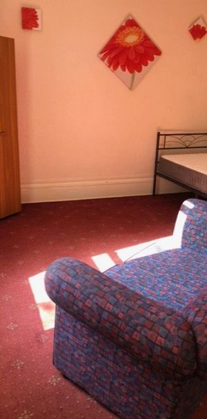 1 bed Studio - To Let - Photo 1