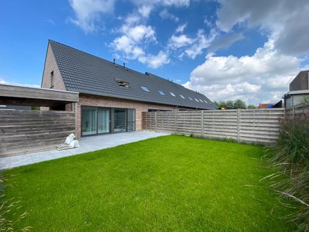 Halfopen woning met 3 slaapkamers, carport en tuin. - Photo 2