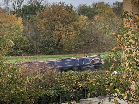 Large Single room with balcony in a townhouse over looking a canal in Ealing. Car parking available. - Photo 5