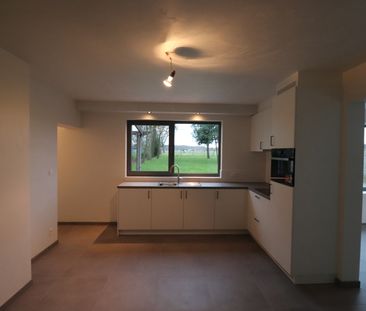 Gerenoveerde woning met 3 slaapkamers, terras met tuin en carport. - Photo 4