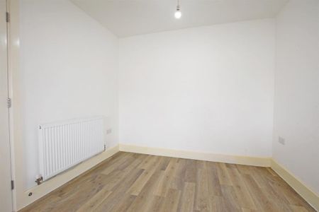 3 bedroom end of terrace house to rent - Photo 4