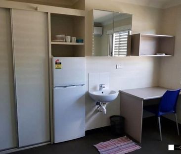 Large Single Room. Rent Includes Electricity, Wi Fi and Water – Bus... - Photo 2