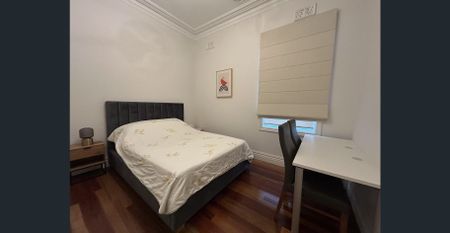 Stunning Family Home at Kew – Where Convenience Meets Luxury! - Photo 5