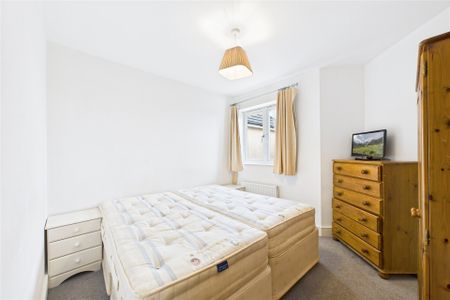 2 bedroom Flat in Mulberry Avenue, Staines-Upon-Thames - Photo 3