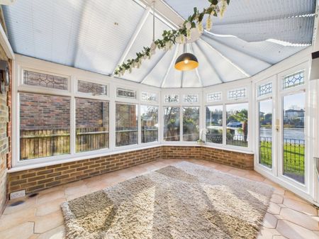 Hythe End Road, Wraysbury, Staines-upon-Thames,TW19 - Photo 2