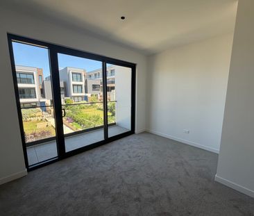 Luxury Four-Level Townhouse with Internal Lift & Multiple Living Zones - Photo 5