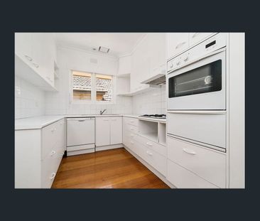 2-Bedroom Apartment with Car Park in Prime Hawthorn Location - Photo 5