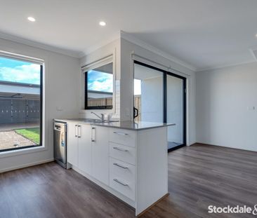 Modern 3 Bedroom Townhouse! - Photo 1