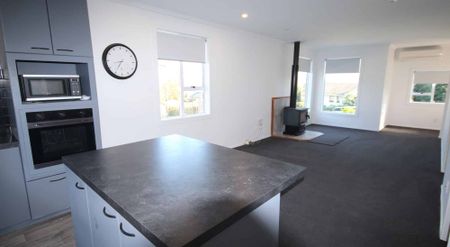 Pet Friendly Family Home in Wingatui, - Photo 2