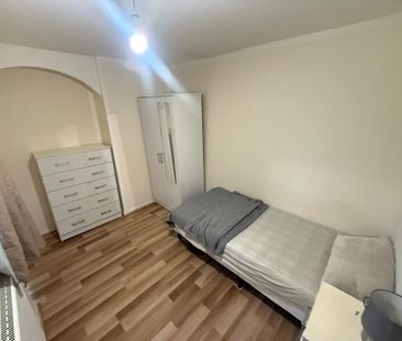 1 bedroom in a house share to rent - Photo 4