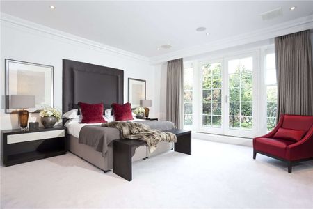 A well-appointed townhouse offering the highest specification of furnished accommodation, set across 4 floors. Featuring communal gym, gated access and concierge. - Photo 3