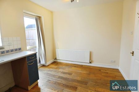 2 bedroom end of terrace house to rent - Photo 3