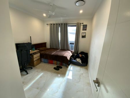 Four bedrooms modern family Home in Great Location! - Photo 5