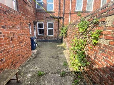 2 bedroom ground floor flat to rent - Photo 4