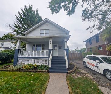 Spacious Fully Detached House in Niagara Falls! - Photo 4