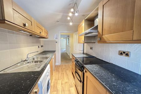 2 bedroom flat to rent - Photo 4