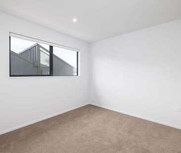 Fantastic Modern Townhouse! - Flexible Dates Available! - Photo 3