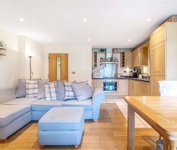 A bright one bedroom flat with a private balcony and underground pa... - Photo 3