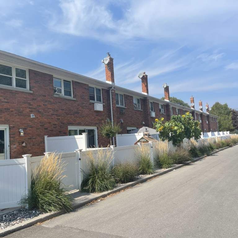 One Bedroom Apartment Townhouse - Photo 1