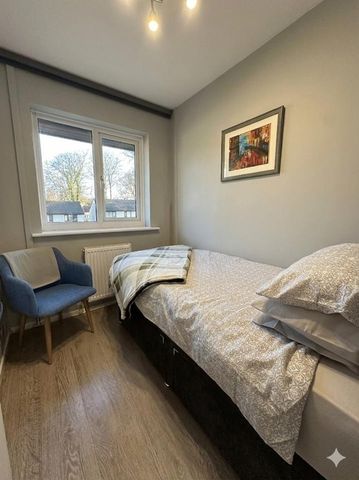 3 Bed Semi-Detached House, Crescent Grove, M25 - Photo 2