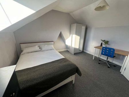 Large Property // Portland Street // Available Now!!!, LN5 - Photo 3