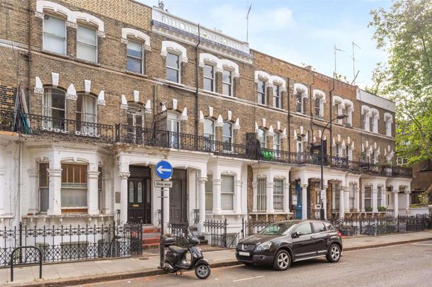 A modern top floor, two bedroom apartment in a well maintained terraced building. - Photo 1