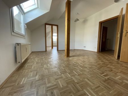 Zentral gelegene 2-Zimmer-Dachgeschoßwohnung mit besonderem Flair - Foto 2
