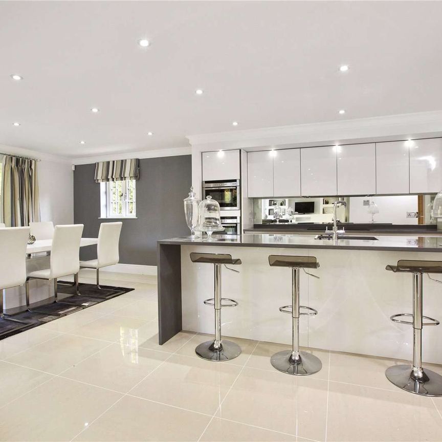 A fantastic 5 bedroom property located in a private road and approximately 1.8 miles from ACS International School - Photo 1