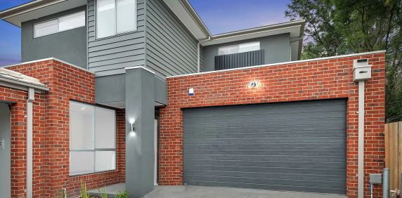 DESIGNER TOWNHOUSE - Photo 2