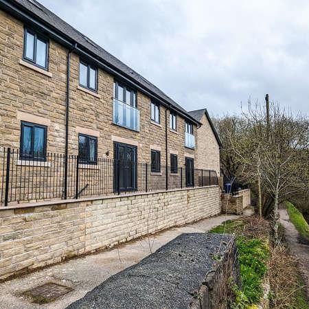 Canal View, Mossley, Mossley, OL5 - Photo 1