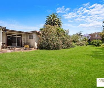 Original 3 Bedroom Home on Large Block - Photo 5