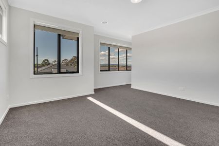 SPACIOUS, LIGHT & BRIGHT FAMILY HOME - Photo 4