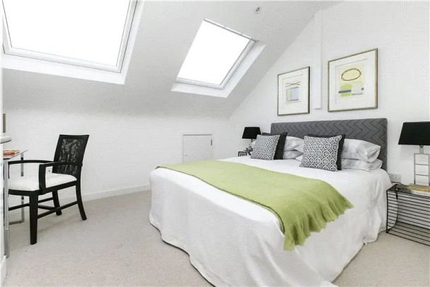 2 bedroom flat in London - Photo 1